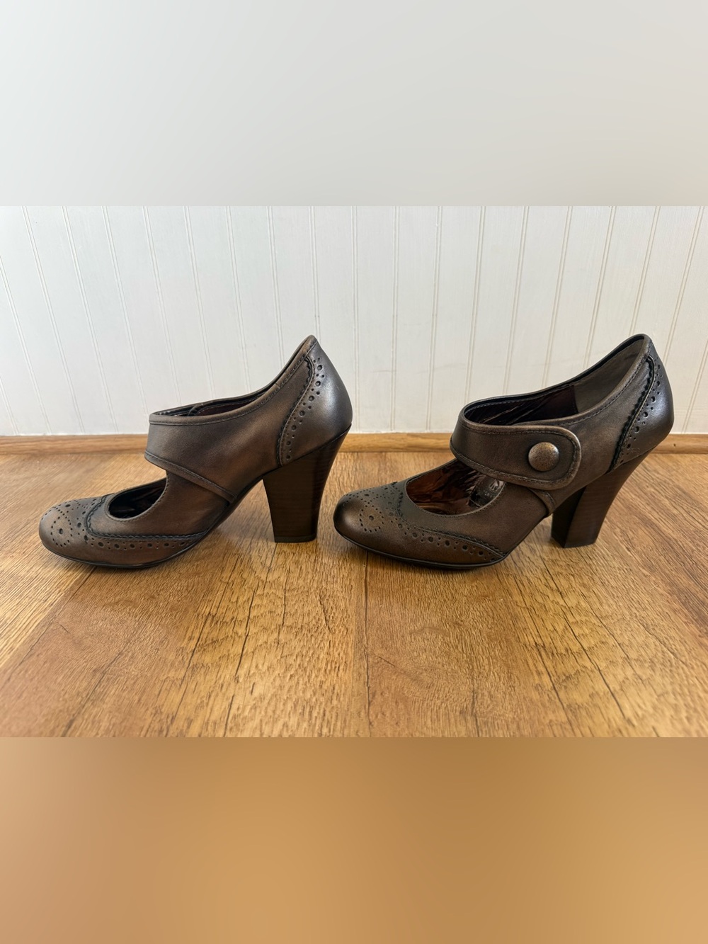 Sofft Fiona Bronze Metallic Leather Mary Jane Brogue Block Heels - Size 7